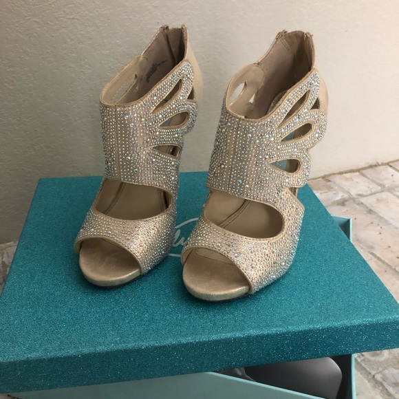 Betsey Johnson Gold Sandals size 6 - Picture 2 of 5